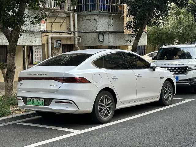 BYD Qin Plus седан — 4