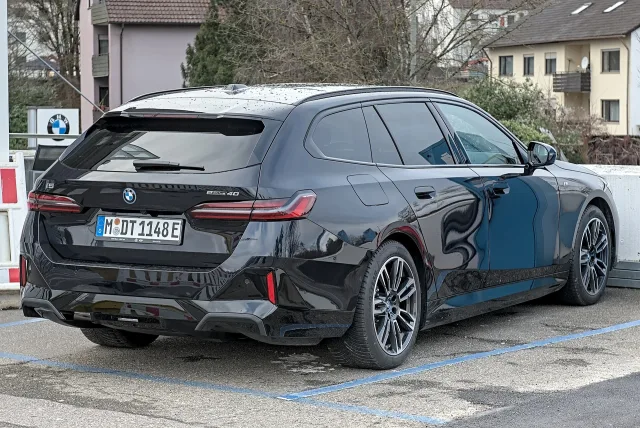BMW i5 седан — 3