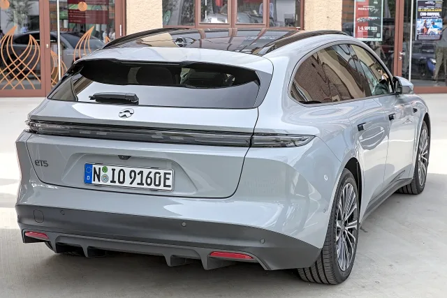 NIO ET5 седан — 2