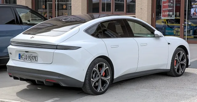 NIO ET5 седан — 4