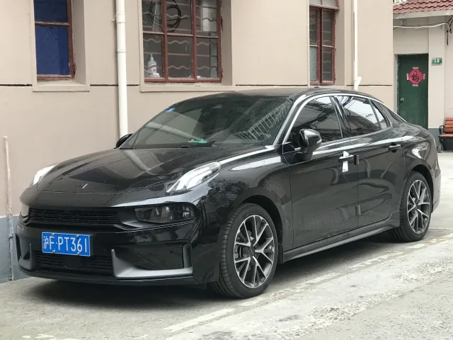 Lynk & Co 03 седан