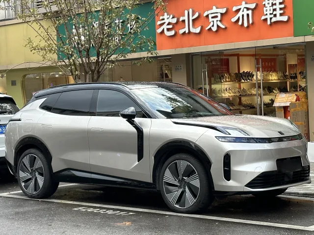 Lynk & Co 08 кросовер — 2
