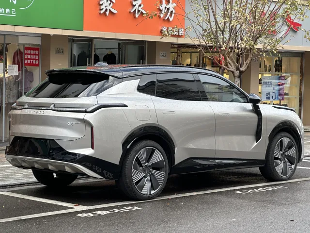 Lynk & Co 08 кросовер — 3