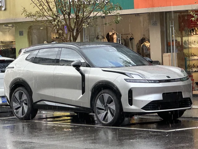 Lynk & Co 08 кросовер — 4