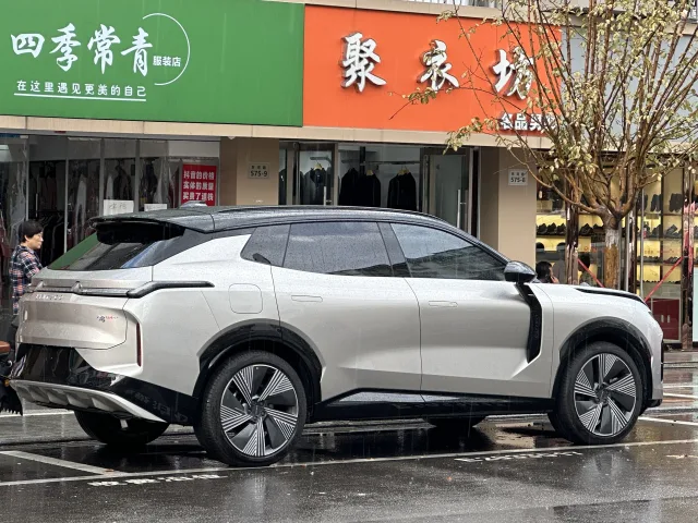 Lynk & Co 08 кросовер — 5
