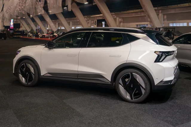 Renault Scenic E-Tech кросовер — 3