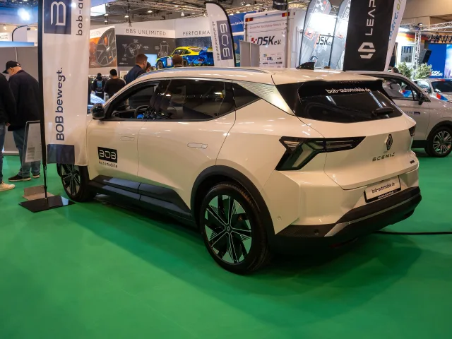 Renault Scenic E-Tech кросовер — 4