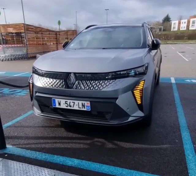 Renault Scenic E-Tech кросовер — 5