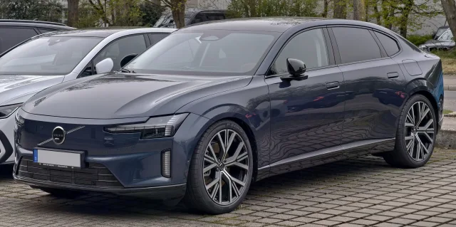 Volvo ES90 ліфтбек