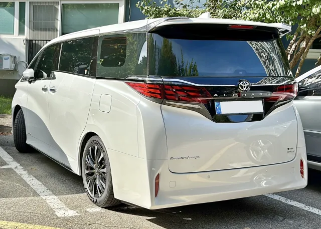 Toyota Alphard IV мінівен — 3