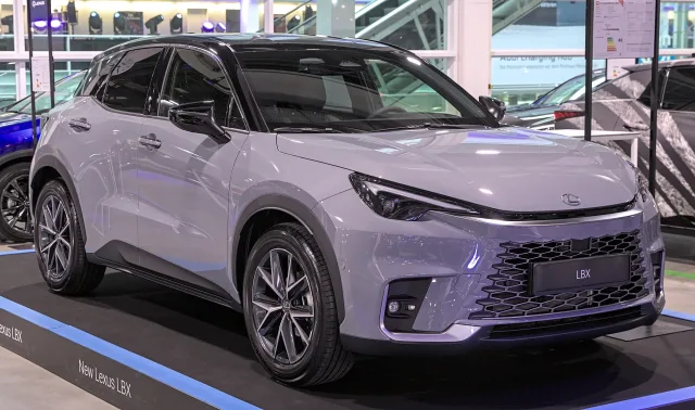 Lexus LBX кросовер — 3