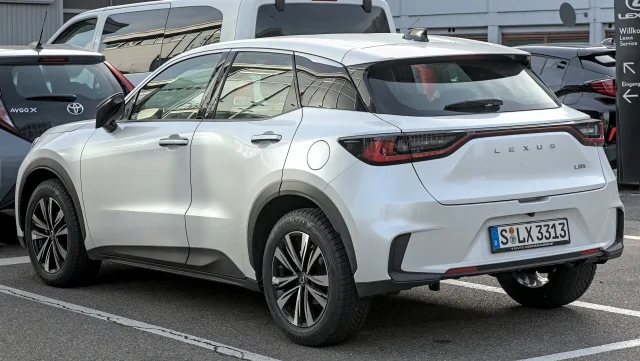Lexus LBX кросовер — 4