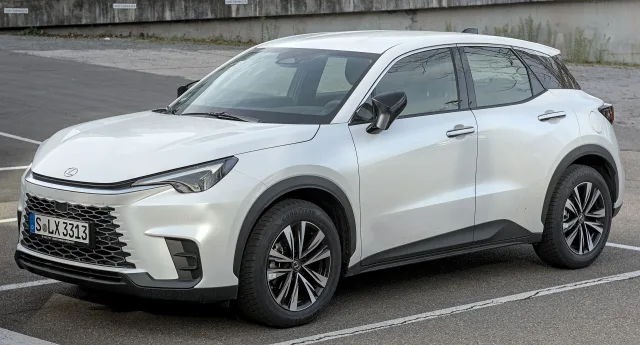 Lexus LBX кросовер — 5