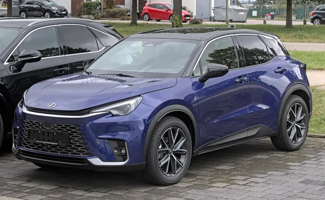 Lexus LBX кросовер — 6
