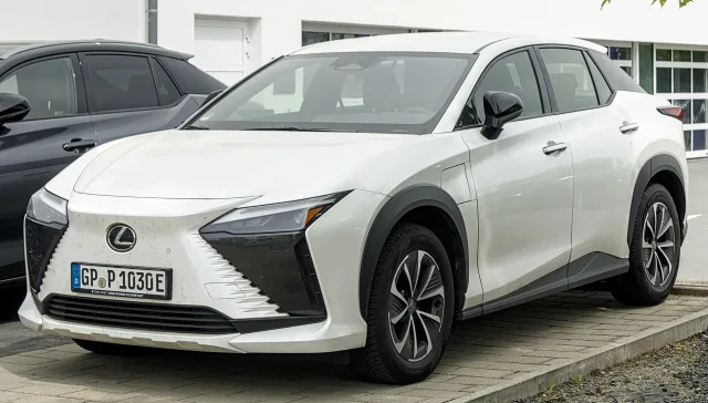 Lexus RZ кросовер