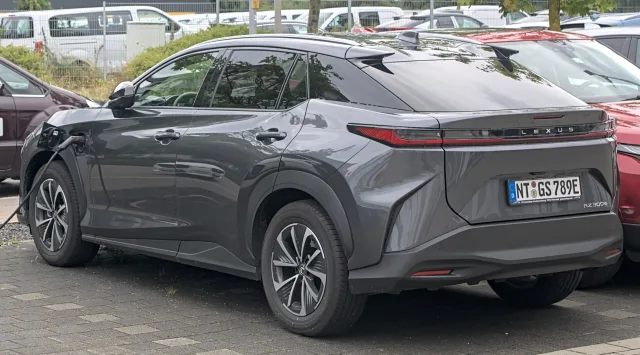 Lexus RZ кросовер — 3