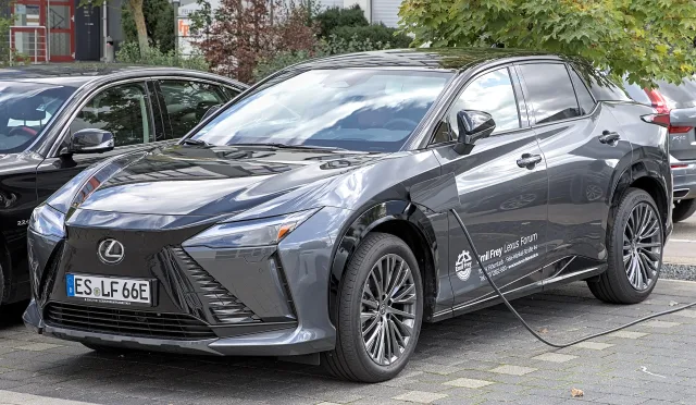 Lexus RZ кросовер — 4