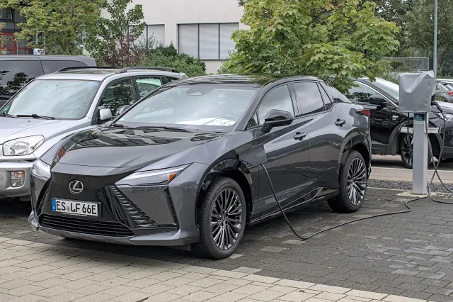 Lexus RZ кросовер — 6