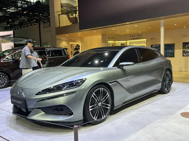 Denza Z9 седан — 2