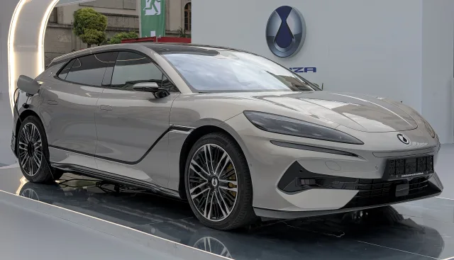 Denza Z9 седан — 4