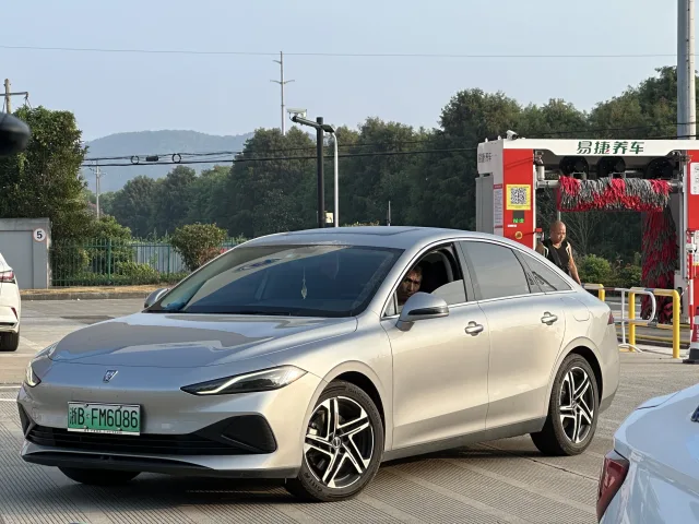 Roewe D7 седан — 3