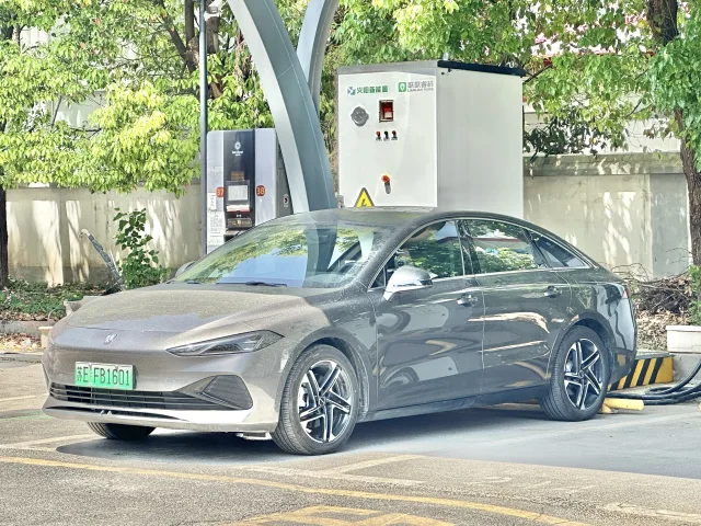 Roewe D7 седан — 4