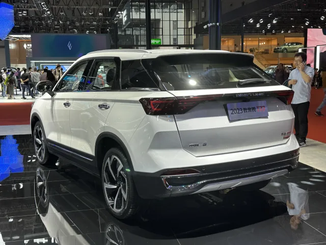 Bestune T77 crossover — 3