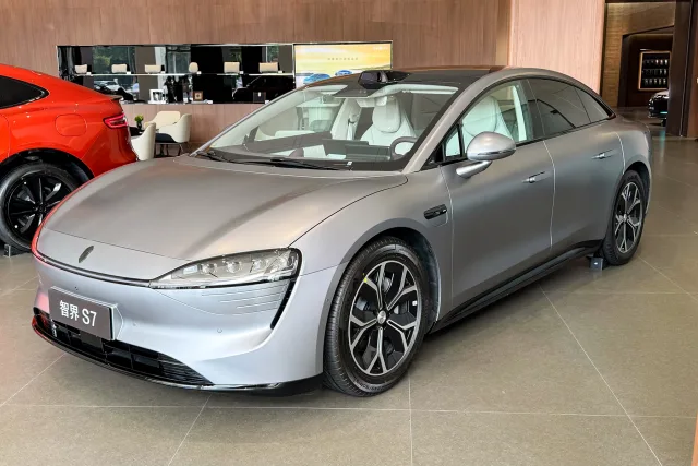 Luxeed S7 sedan — 2