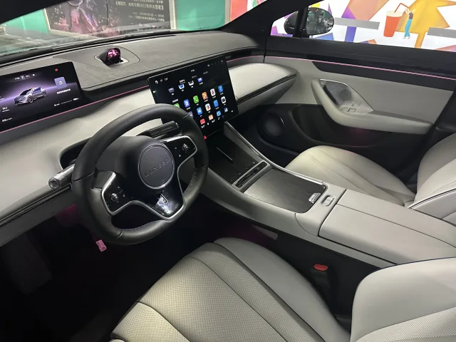 Luxeed S7 sedan — 3