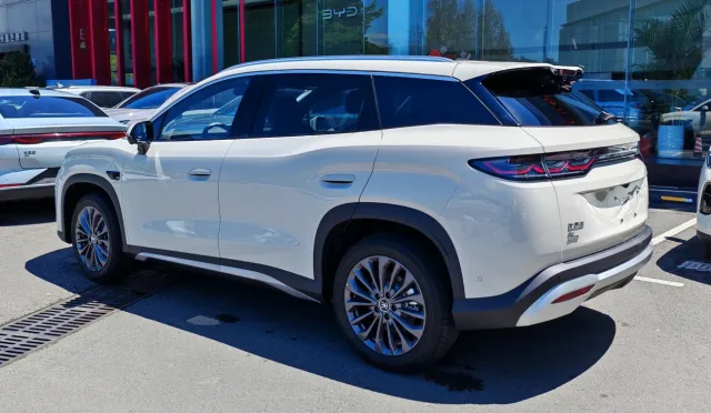 BYD Song Ultra crossover — 2