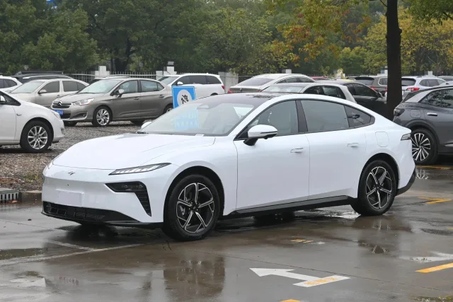 Dongfeng eπ 007 liftback — 2