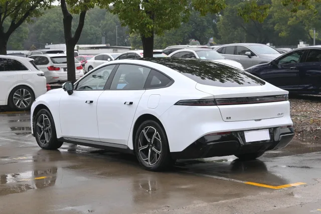 Dongfeng eπ 007 liftback — 3