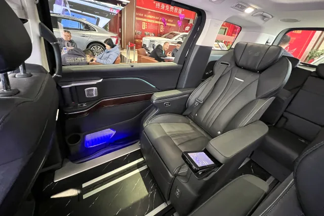 Hongqi HQ9 2.0T AT — 4