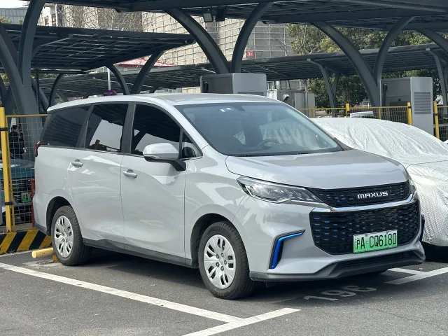 Maxus G50 minivan — 3