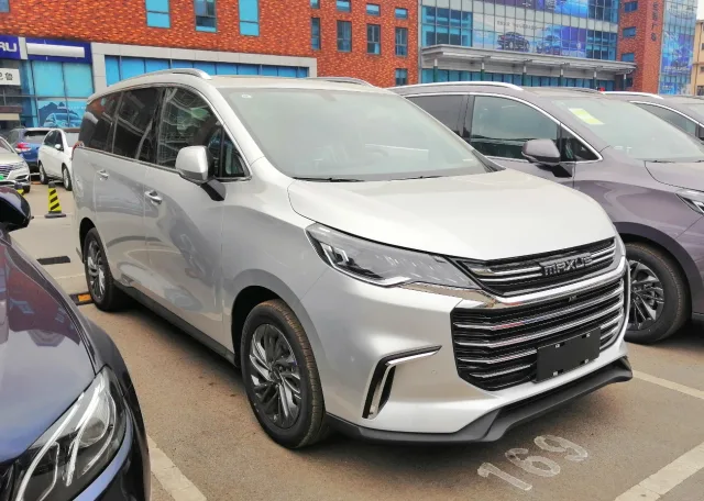 Maxus G50 minivan — 4