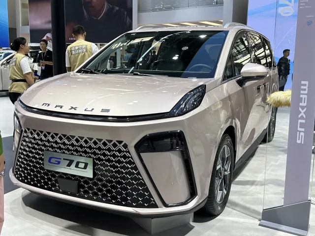 Maxus G70 minivan — 3