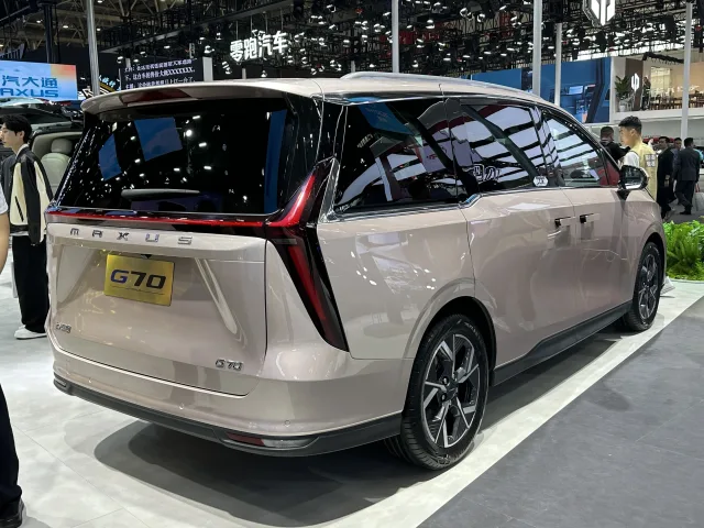 Maxus G70 minivan — 4