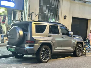 700