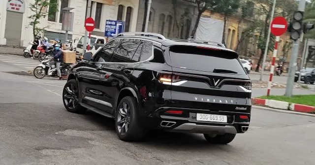 VinFast LUX SA2.0 2.0T AT — 4