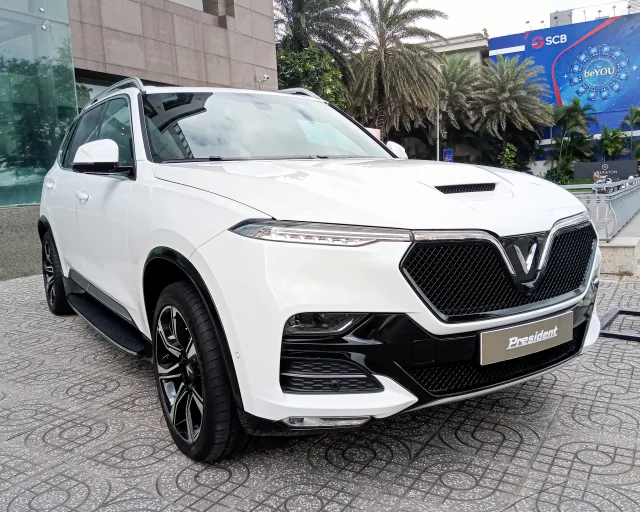 VinFast LUX SA2.0 2.0T AT — 7