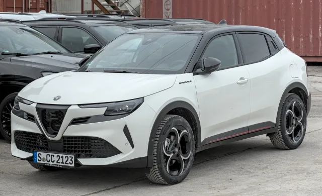 Alfa Romeo Junior кросовер — 2