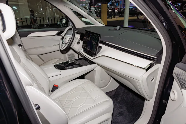 Volvo EM90 мінівен — 3