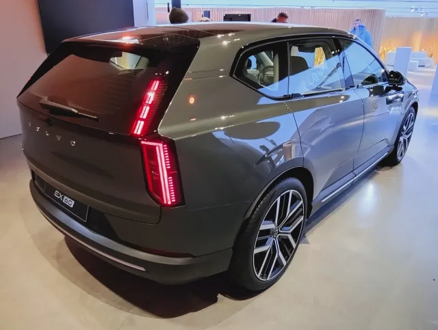 Volvo EX60 кросовер — 3