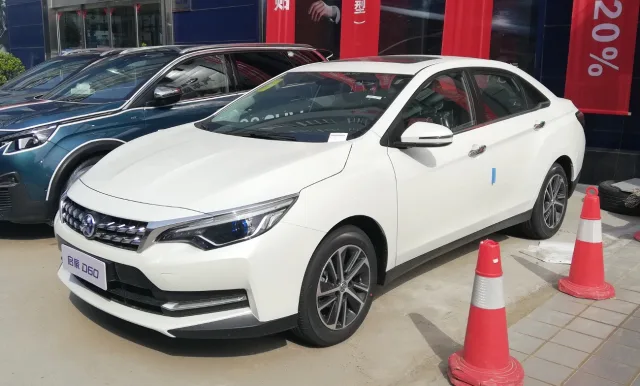 Venucia D60 sedan — 3