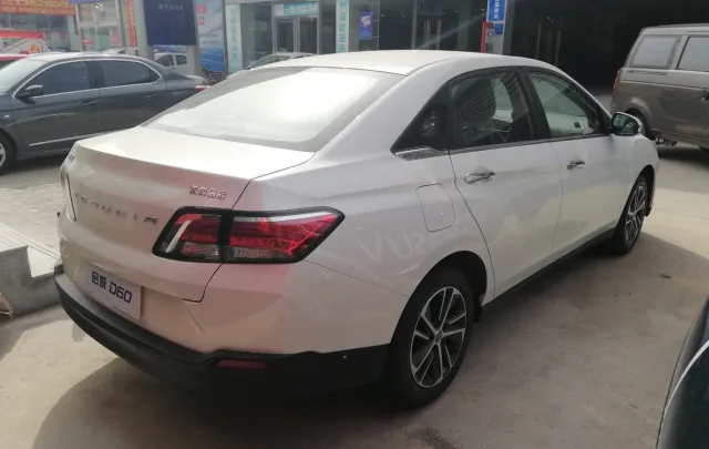 Venucia D60 sedan — 5