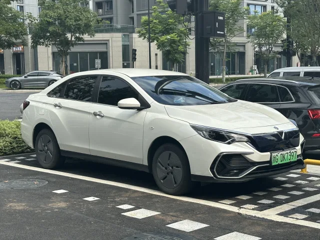 Venucia D60 sedan — 6
