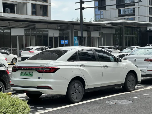 Venucia D60 sedan — 7
