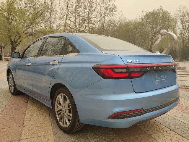 Venucia D60 sedan — 9
