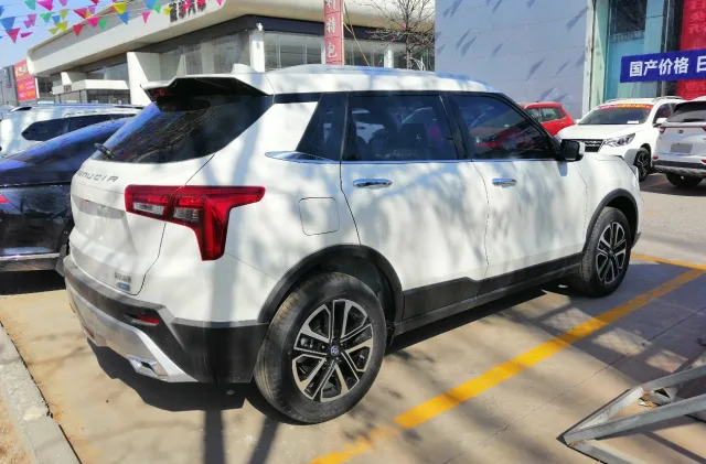 Venucia T60 crossover — 3