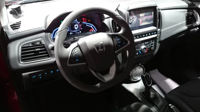 Luxgen S3 sedan — 5